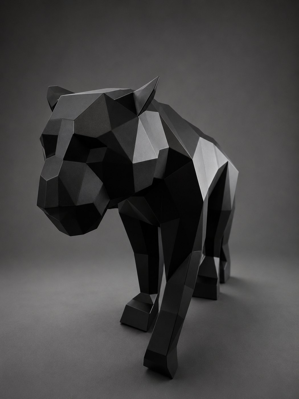 Pantera geometrica in acciaio nero